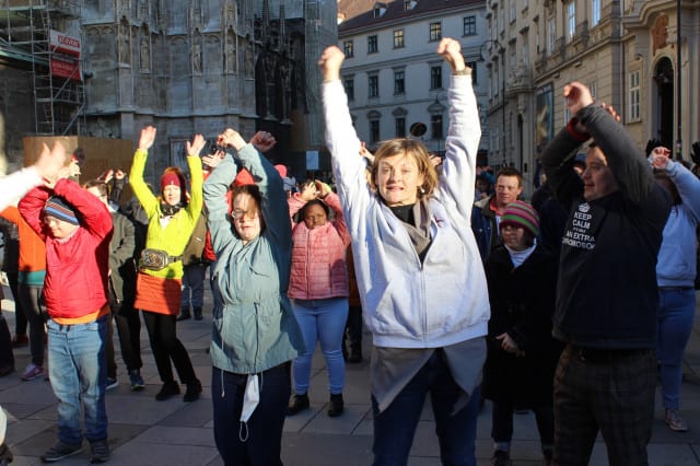 Tanz-Flashmob am Welt-Down-Syndrom-Tag am Stephansplatz (c) Theresa-Marie Stütz | andererseits