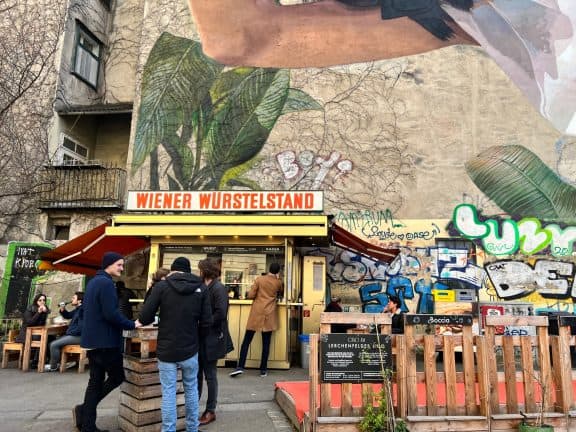 Wiener Würstelstand (c) Julia Riedesser | 1000things