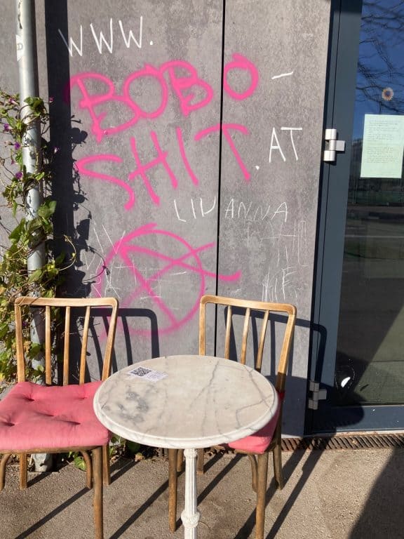 Ein Graffiti auf dem Wohnprojekt Wien: "Bobo Shit" (c) Alissa Hacker | 1000things