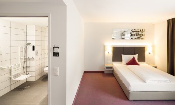 Ein barrierefreies Zimmer im Hotel Zeitgeist. (c) Peter Berger