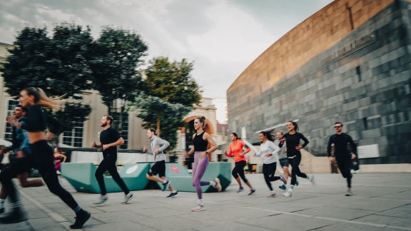Die Laufgruppe Eary Birds läuft morgens im MQ. (c) Dominik Kraihamer | Early Birds