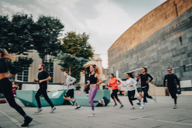Die Laufgruppe Eary Birds läuft morgens im MQ. (c) Dominik Kraihamer | Early Birds