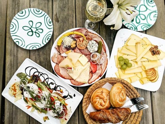 Jause beim Heurigen Hermenegild Mang in der Wachau (c) Katharina Tesch | 1000things