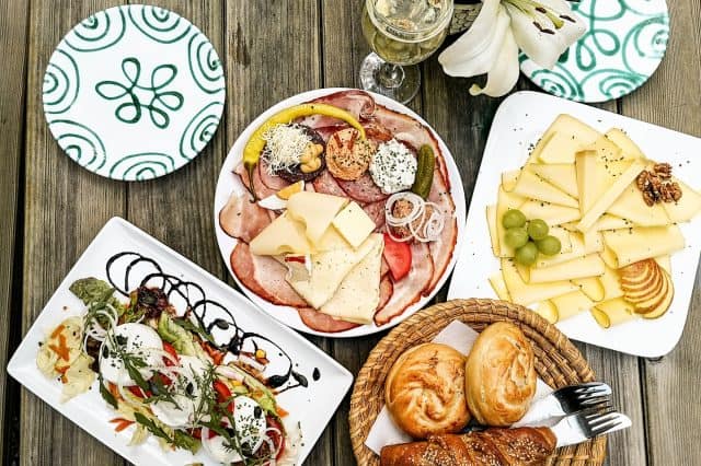 Jause beim Heurigen Hermenegild Mang in der Wachau (c) Katharina Tesch | 1000things