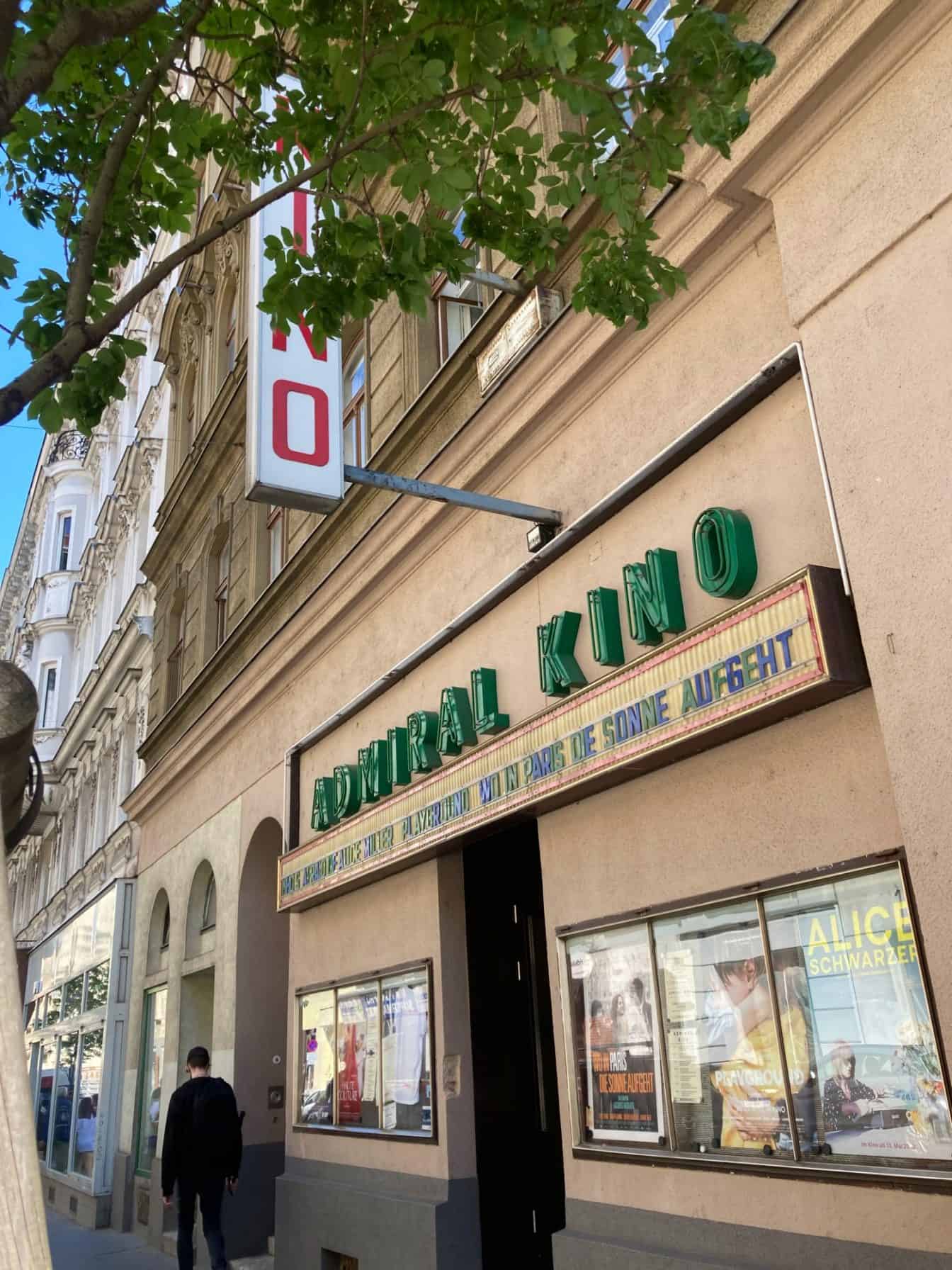 Ein Kino in Wien: Admiralkino in der Burggasse von außen