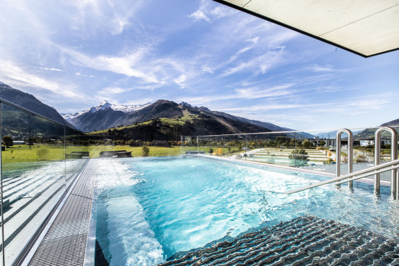 TAUERN SPA Glas Panormapool im Hotel SPA Gletscherblick