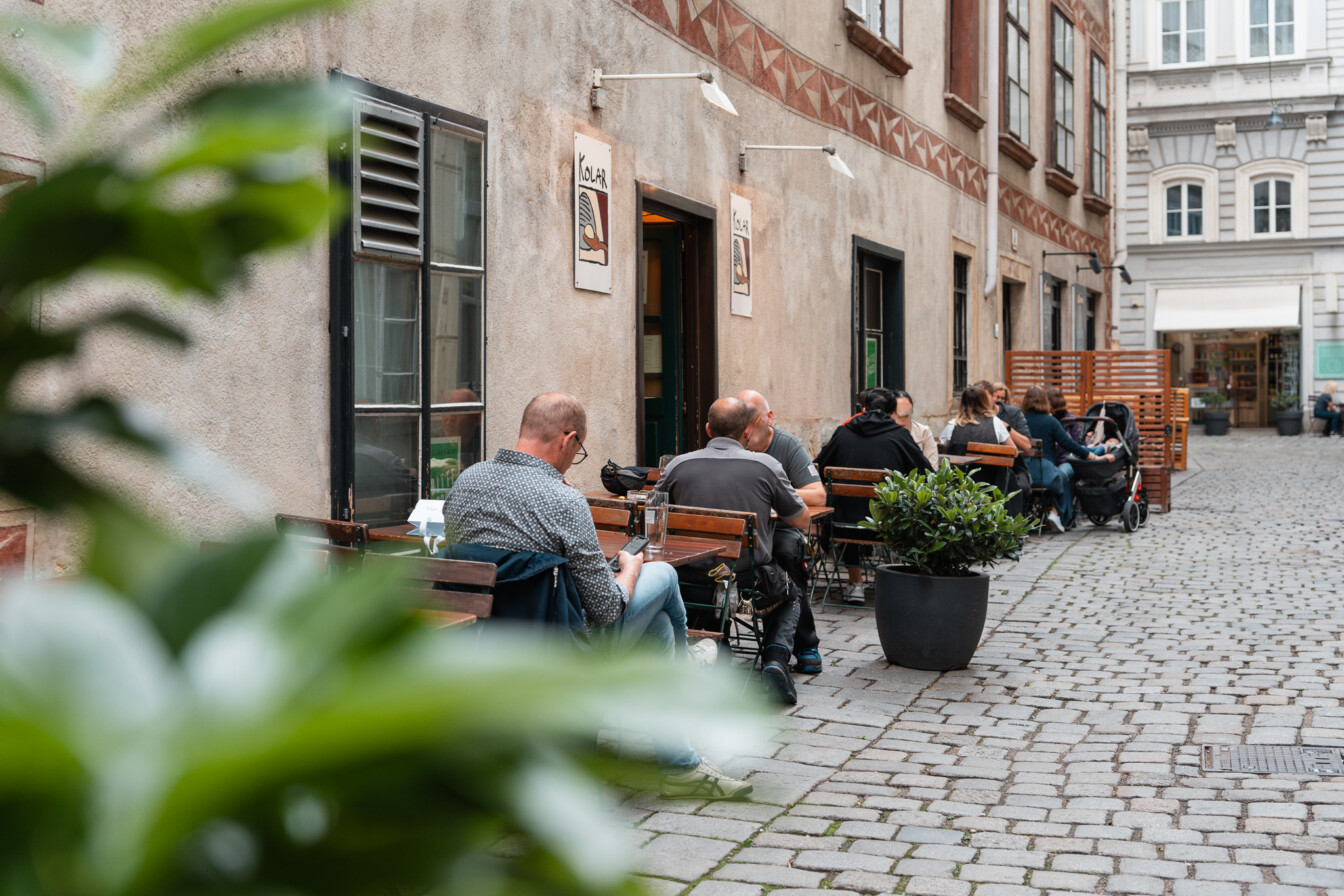 Im Kolar Beisl im 1. Bezirk von Wien gibt es Brettspiele: Außenansicht des Lokals