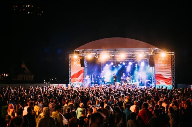 Rock im Dorf