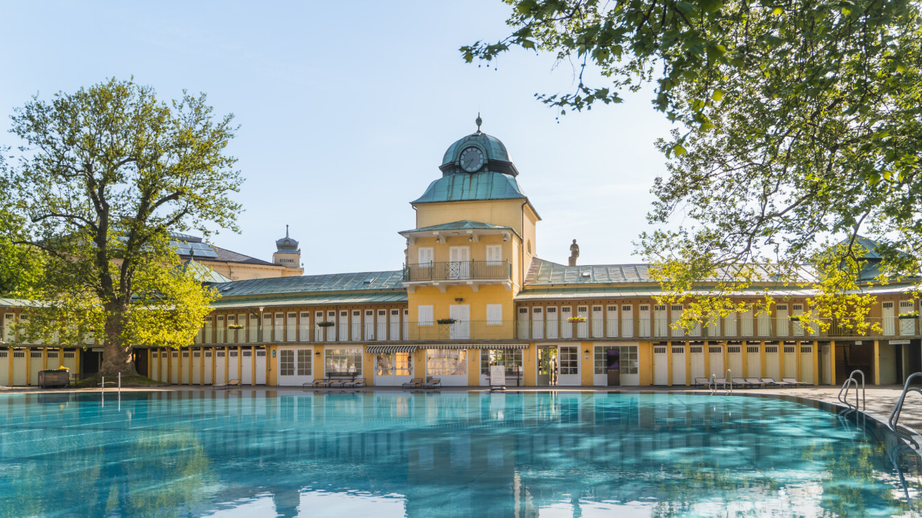 Ein bild vom Pool und dem Thermalbad Bad Vöslau im Hintergrund