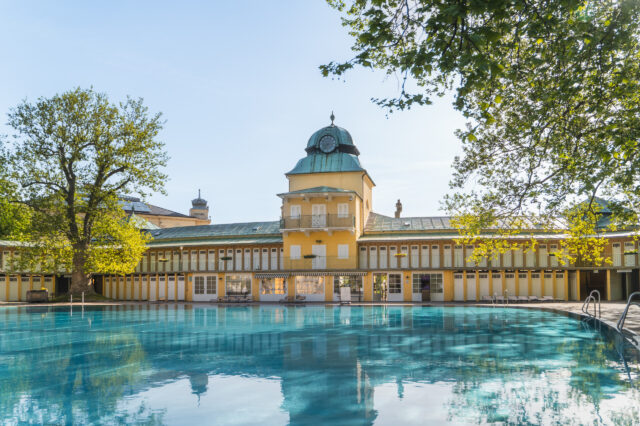 Ein bild vom Pool und dem Thermalbad Bad Vöslau im Hintergrund