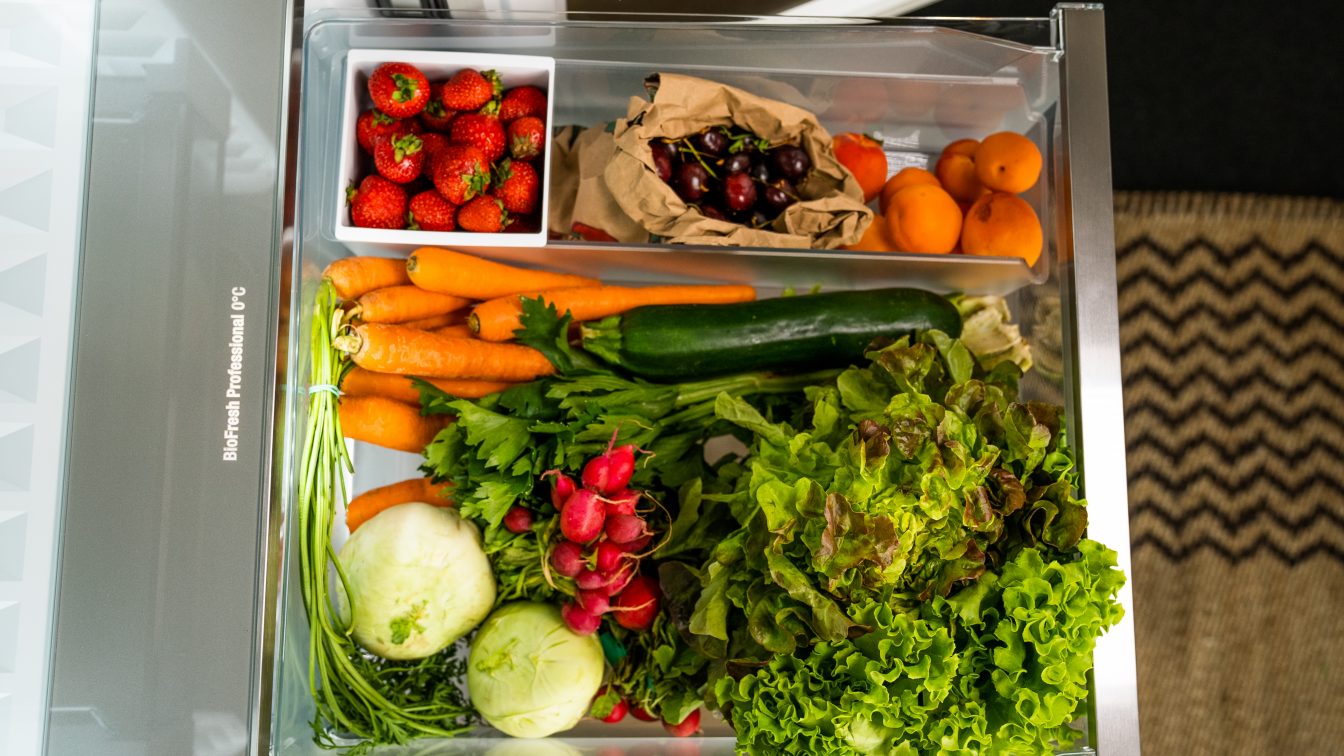 Eingeräumter Kühlschrank: die volle Gemüselade