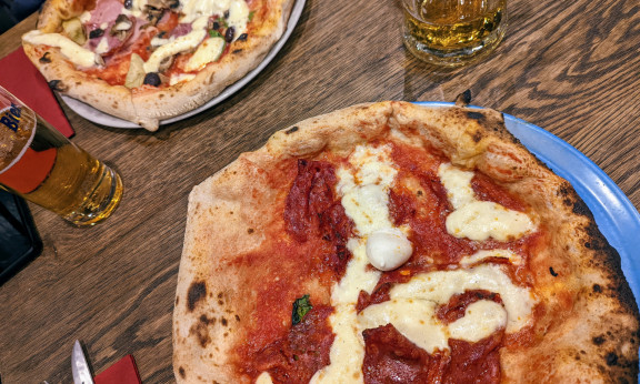 Neapolitanische Pizza: Pizza Quartier in Wien