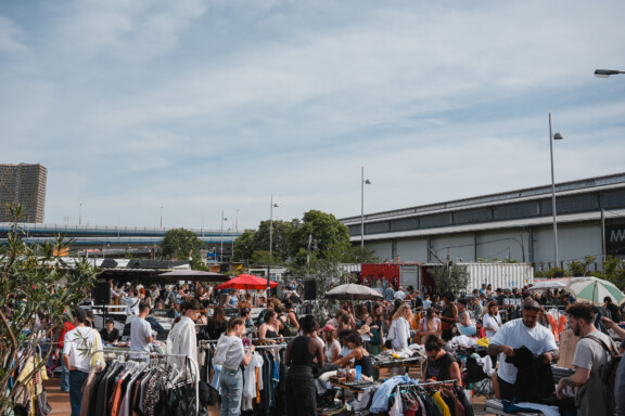 Der Wild im West Flohmarkt in der Karl-Farkas-Gasse