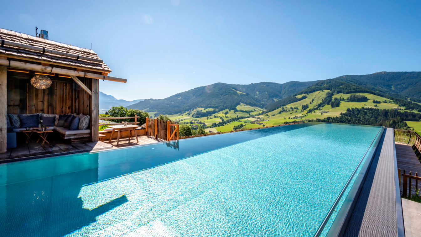 Priesteregg Bad Infinity Pool Aussicht Berge