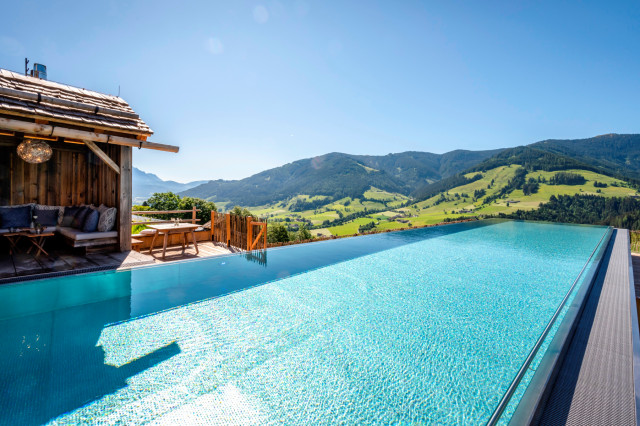 Priesteregg Bad Infinity Pool Aussicht Berge