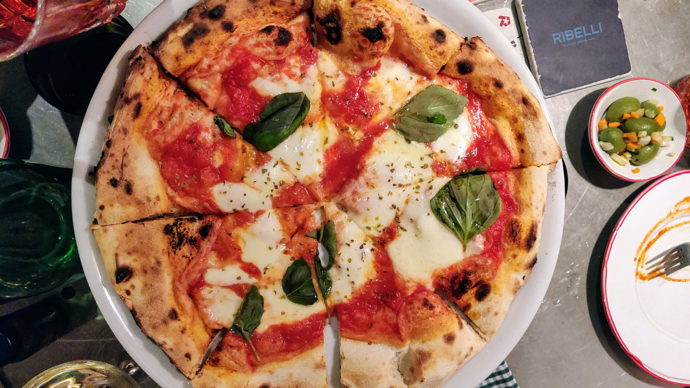 25hours Hotel Wien Restaurant Ribelli Pizza Titelbild