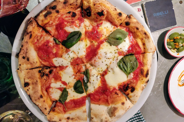 25hours Hotel Wien Restaurant Ribelli Pizza Titelbild