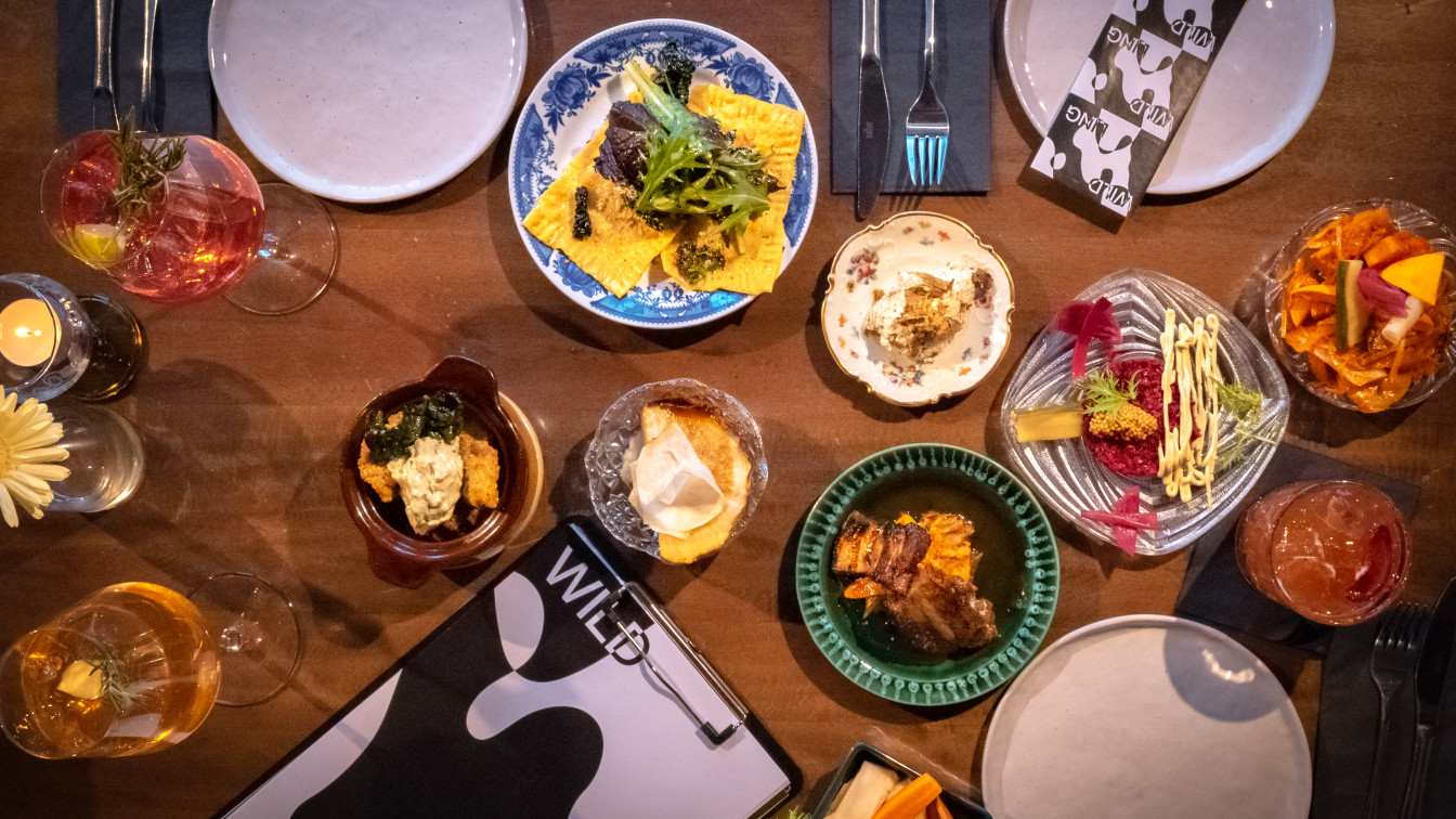 Tisch gedeckt mit Tapas und Cocktails im Wildling Wien