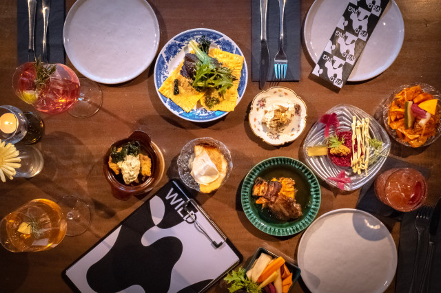 Tisch gedeckt mit Tapas und Cocktails im Wildling Wien