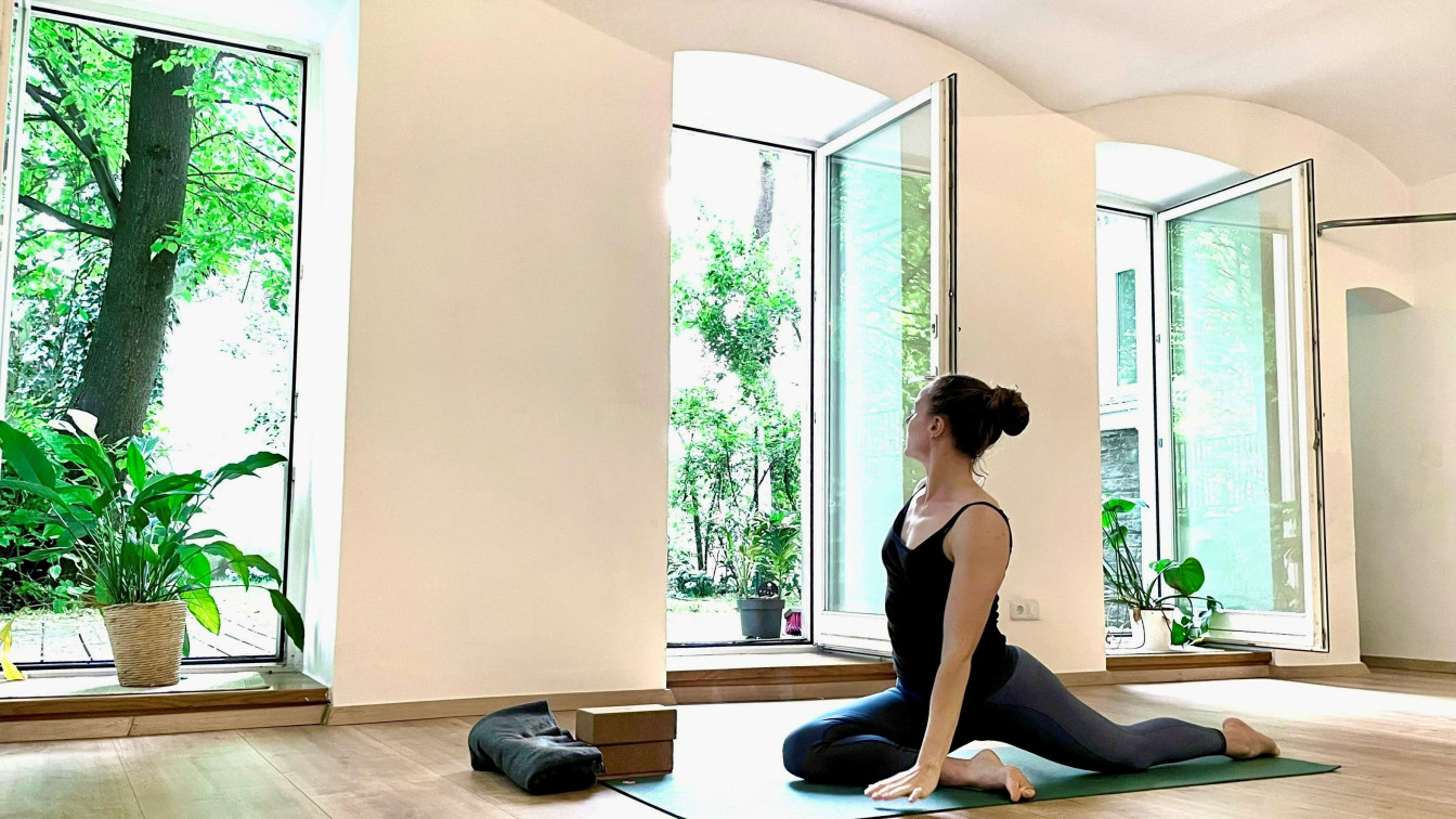 Eine Frau praktiziert Yoga bei The Garden Studio in Wien