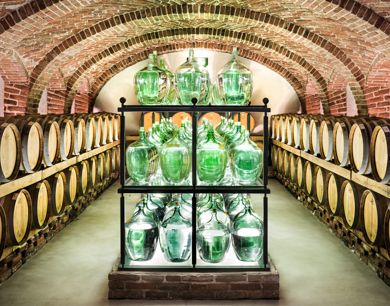 Ein Keller der Manufaktur Gölles, in dem Spirituosenflaschen lagern