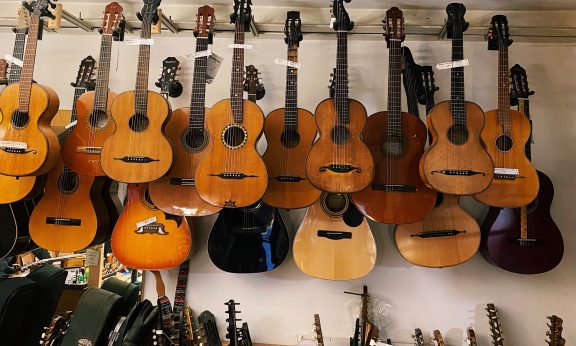 Gold'n'Guitars: Gitarren hängen von der Decke in einem Musikgeschäft in Wien