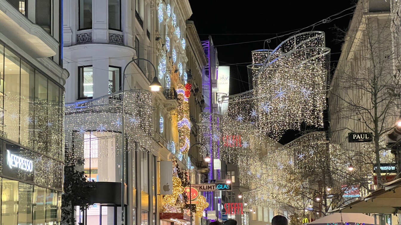 Weihnachtsbeleuchtung läuchtet in der Kärntner Straße in Wien