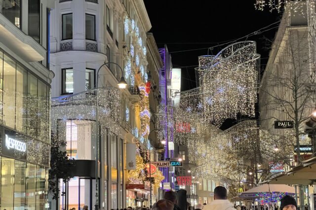 Weihnachtsbeleuchtung läuchtet in der Kärntner Straße in Wien