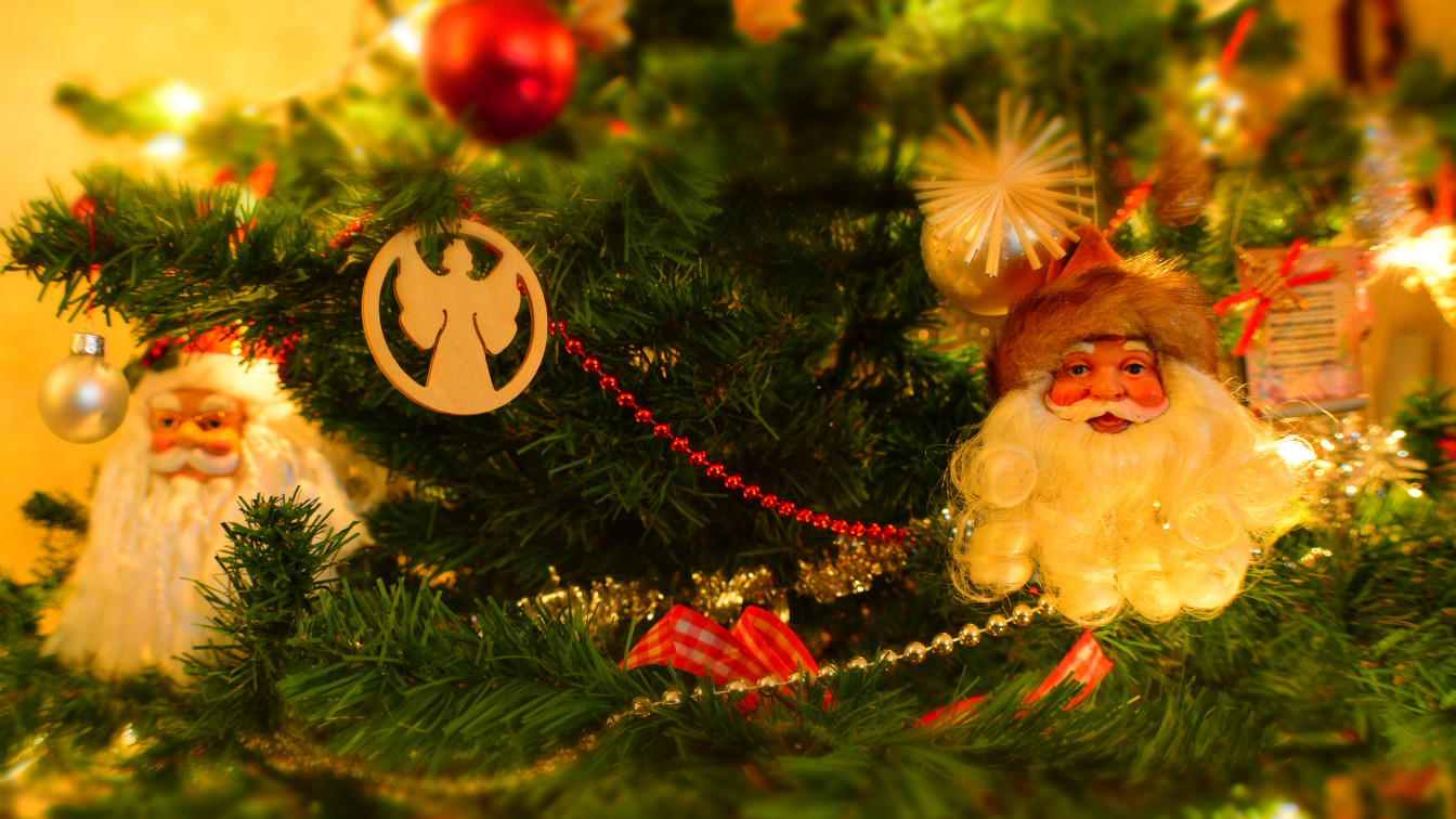 Weihnachtsbaum mit Christbaumkugeln