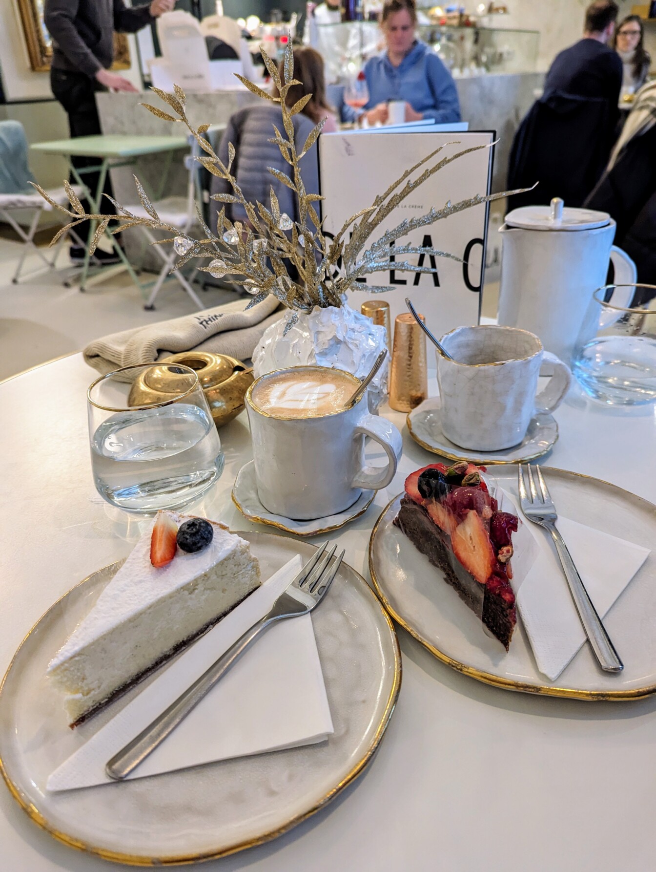 Creme de la Creme Wien: ein Tisch mit einem Kaffee und zwei Tortenstücken