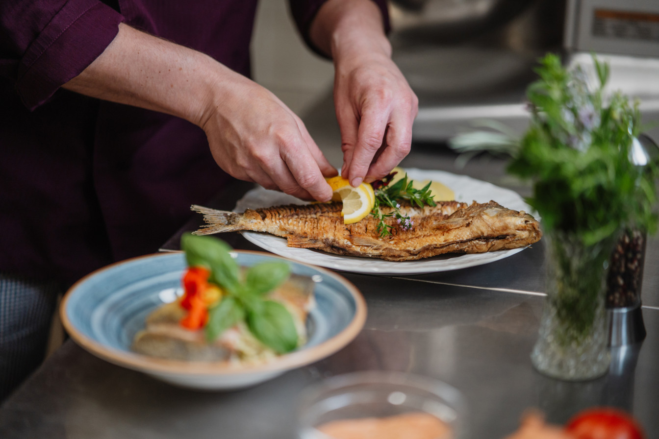 Wellness Donauregion Oberösterreich, Fangfrisch aus dem eigenen Becken, köstlich vom Team zubereitet: euer Fischgericht im Gasthof Luger 