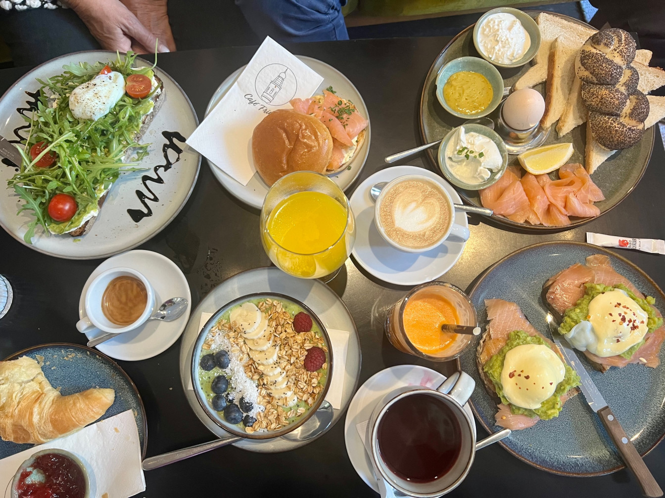 ein gedeckter Tisch mit Frühstück im Cafe Friedl in Wien