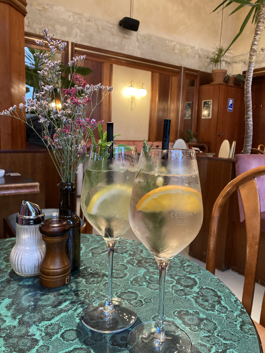 Spritzer im Café Kriemhild in Wien