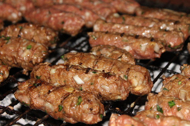 Cevapcici https://pixabay.com/de/photos/ćevapčići-ćevapi-hackfleisch-4546669/