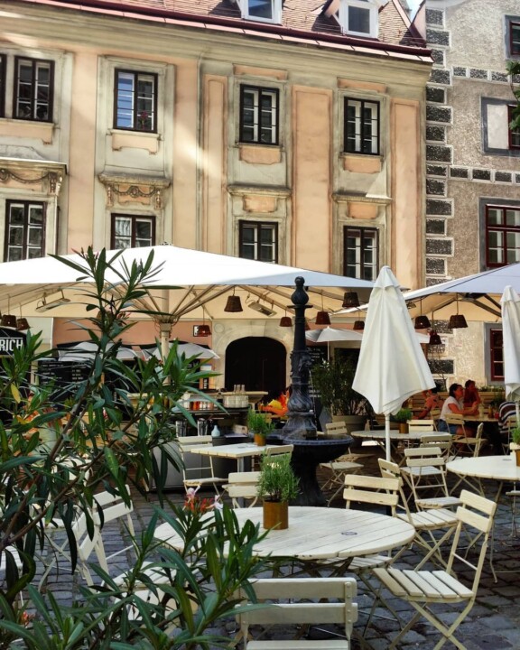 Erich Café Kaffe trinken in der Sonne in Wirn