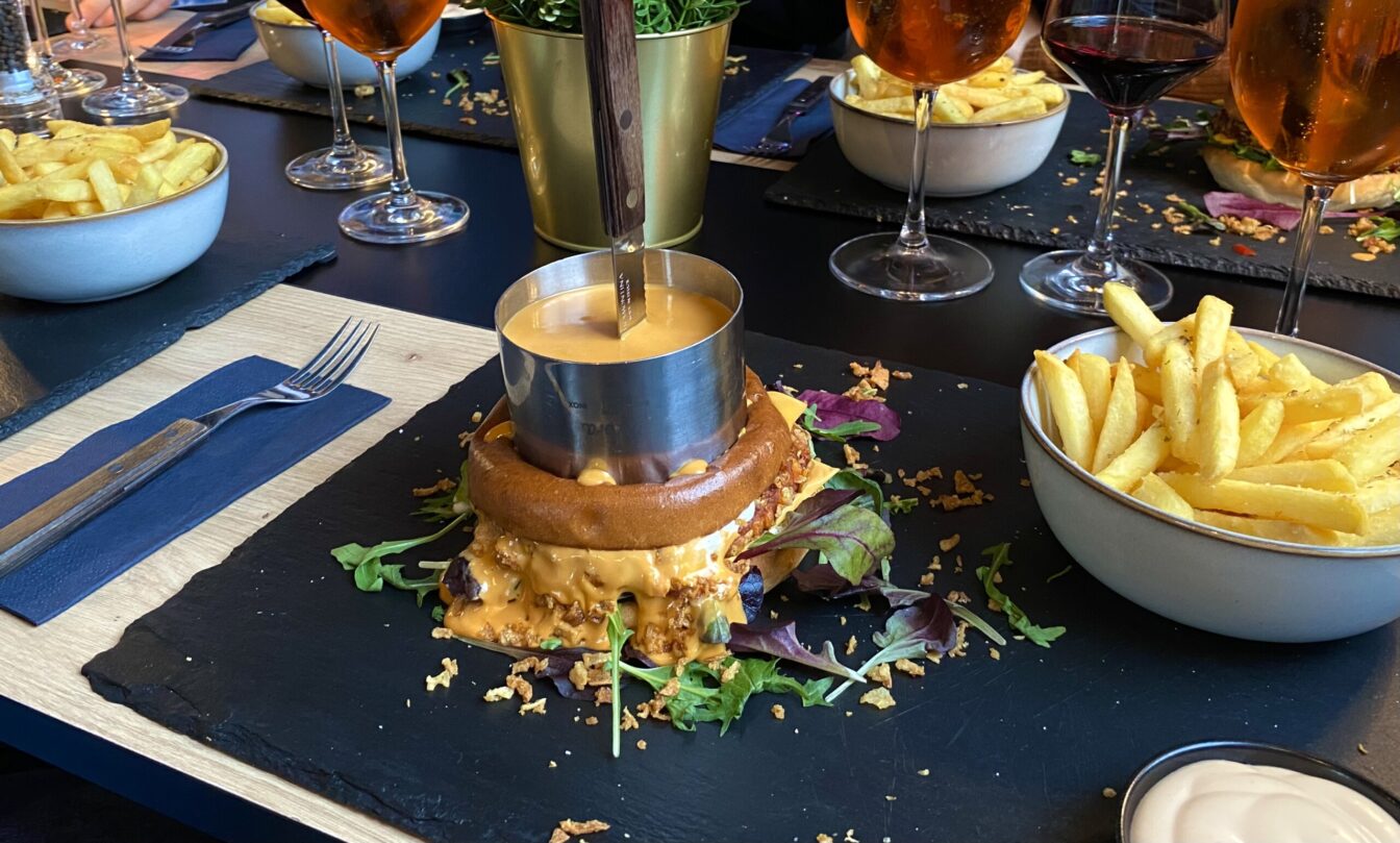 ein Burger im Restaurant Hotline 5 in Wien