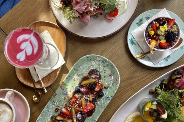 eine Auswahl an Frühstücksgerichten im Café Ponykarussell in Wien