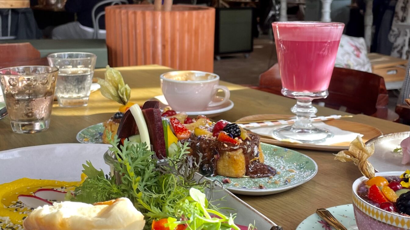 eine Auswahl an Frühstücksgerichten im Café Ponykarussell in Wien