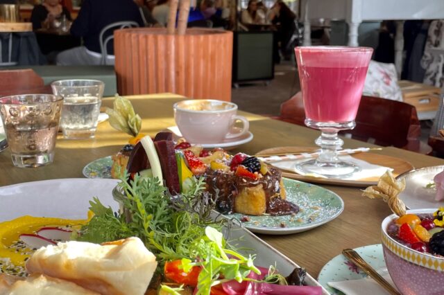 eine Auswahl an Frühstücksgerichten im Café Ponykarussell in Wien