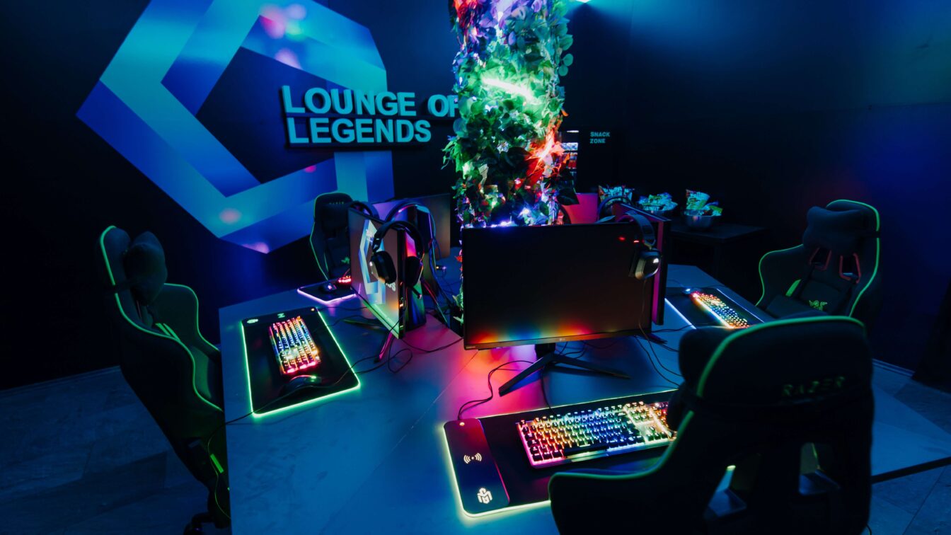 Gaming-PCs in der Lounge of Legens in Wien