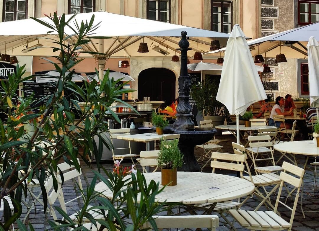 Gastgarten Erich mit Pflanzen, Stühlen und Tischen 