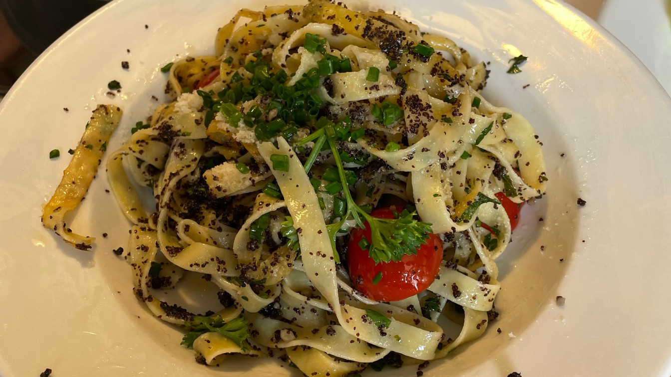 Nudeln mit Mohnpesto und Tomaten