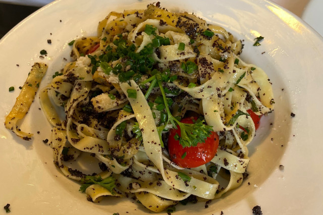 Nudeln mit Mohnpesto und Tomaten