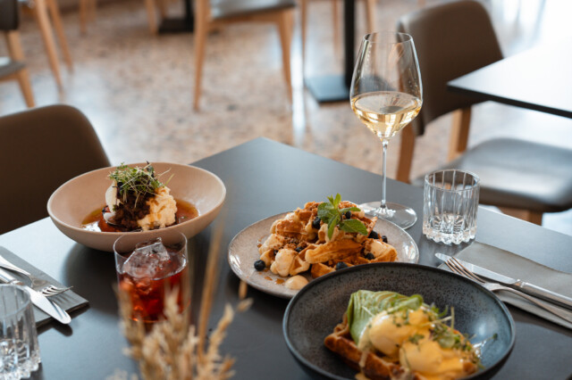 Ein gedeckter Frühstückstisch im SiL in Wien