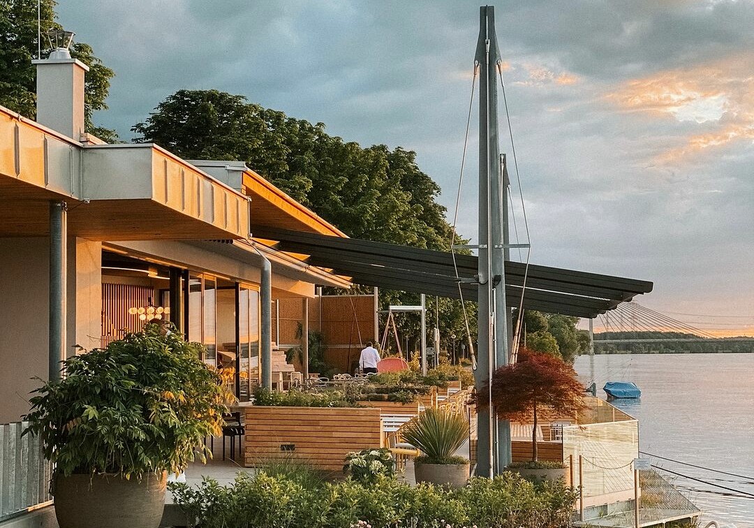 Der Gastgarten des Restaurants Süddeck Tulln mit Blick auf die Donau