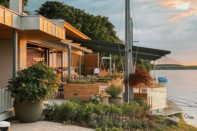 Der Gastgarten des Restaurants Süddeck Tulln mit Blick auf die Donau