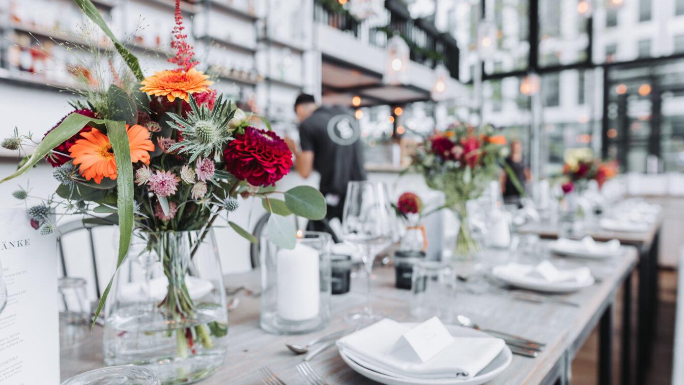 Gedeckter Tisch für eine Feier im Restaurant Glashaus in Wien