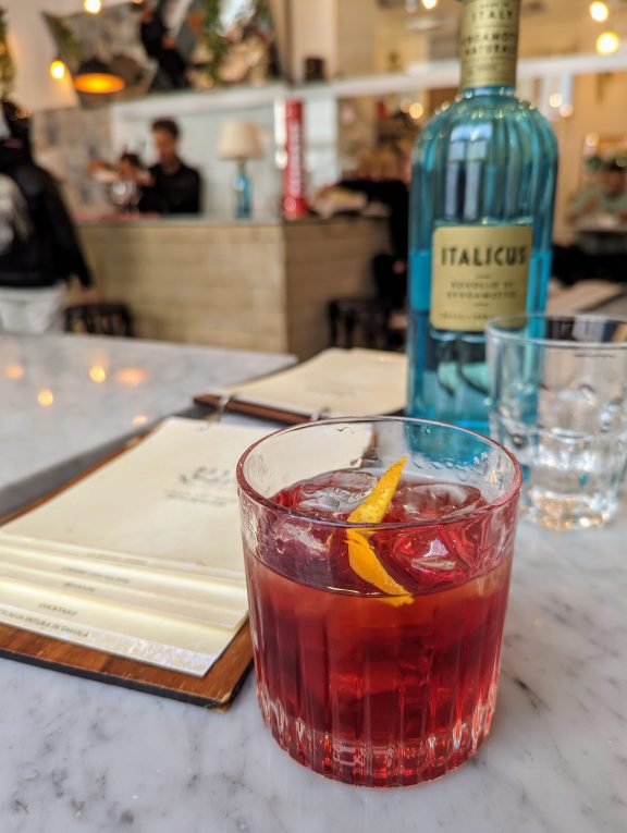 Casolaro Bros Wien: Negroni in einem Restaurant