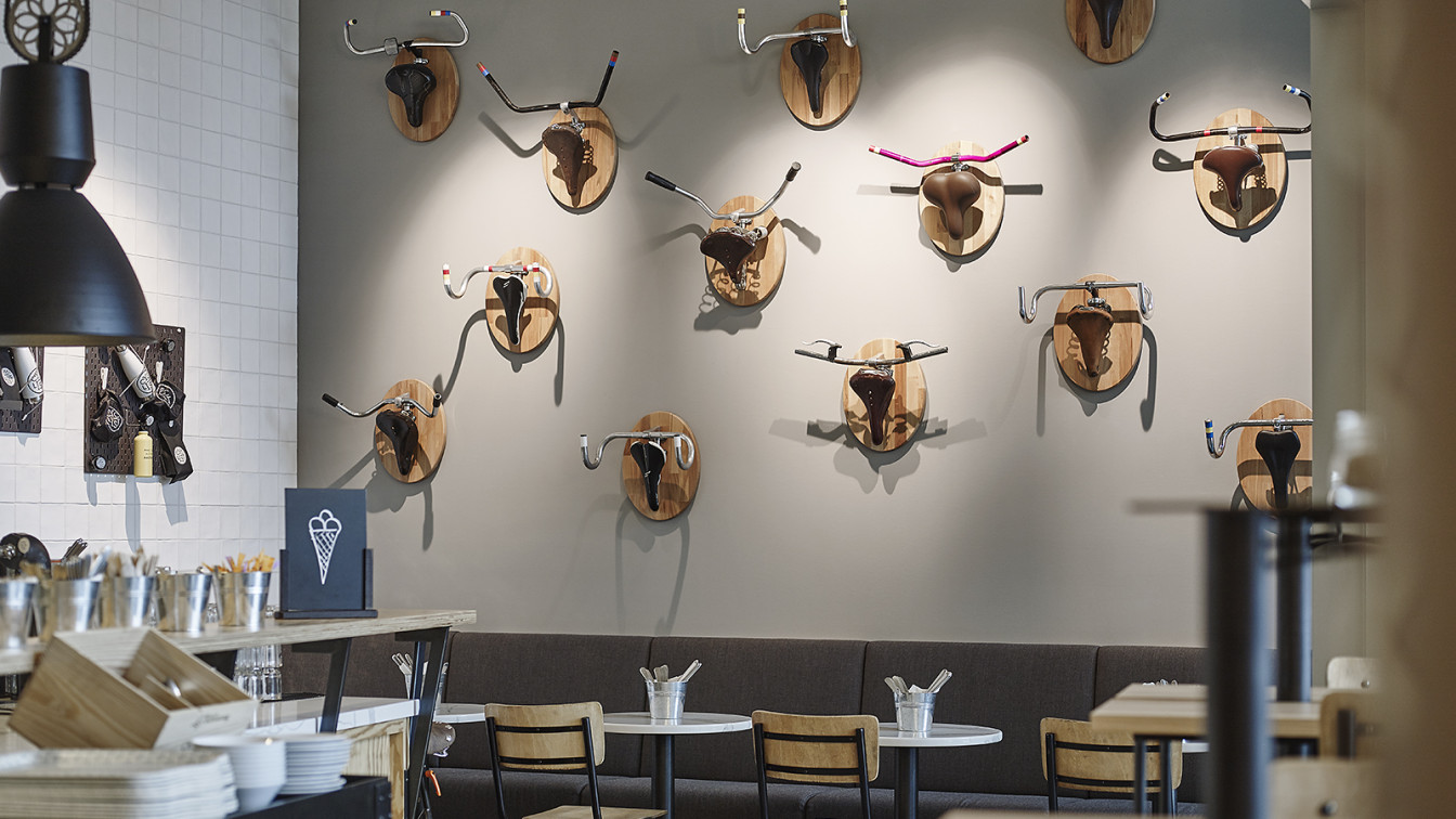 Cyclist Hotel Andaz Café 10. Bezirk