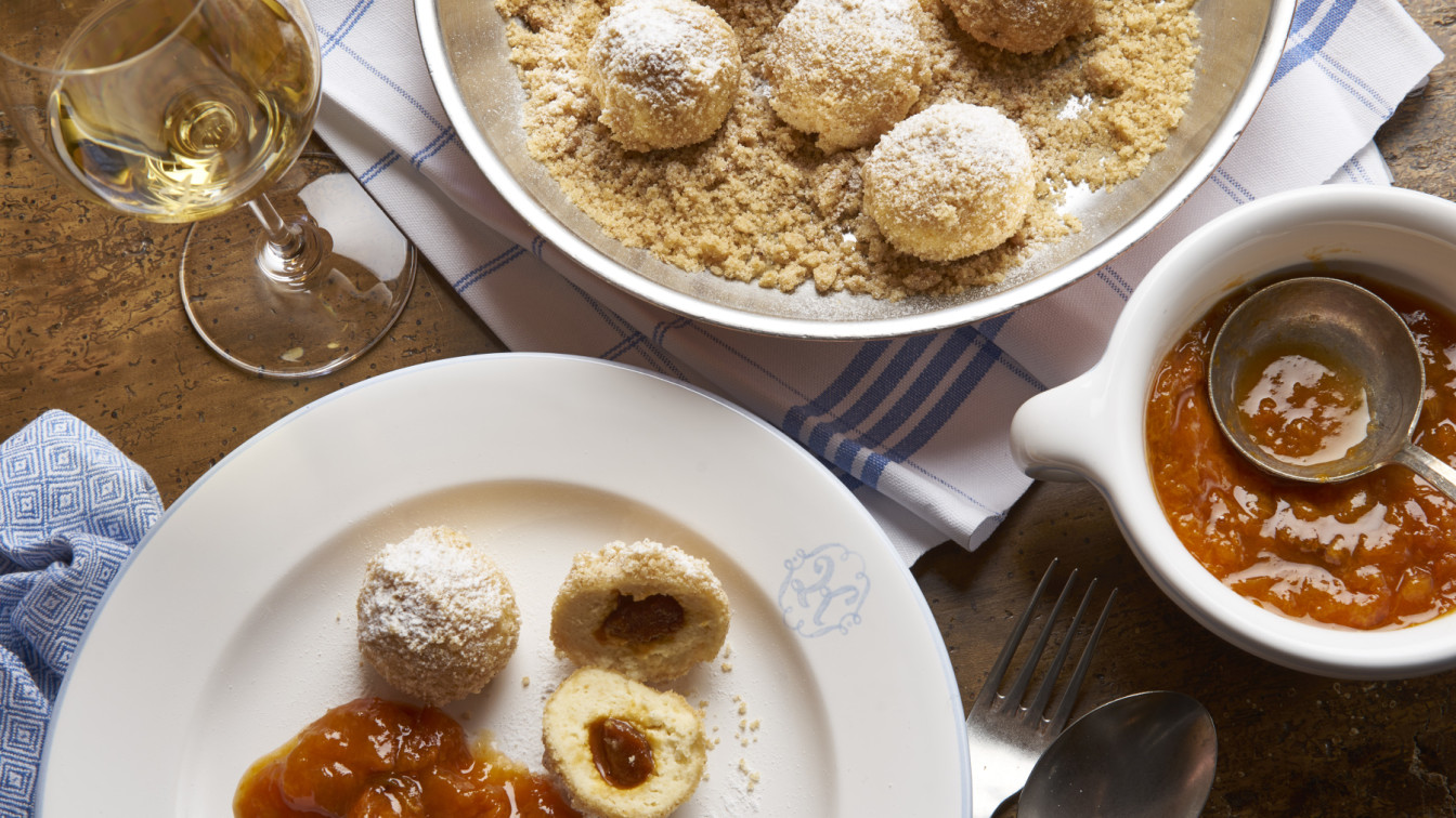 Topfenknödel mit Sig gefüllt und Marillenröster